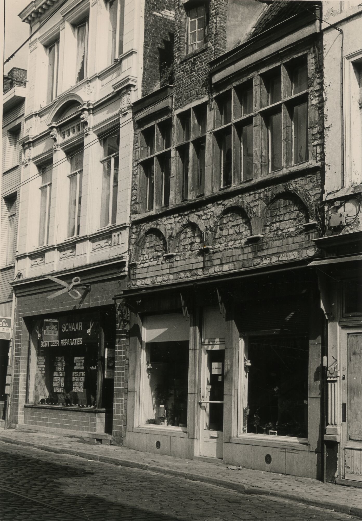 Straatbeeld met etalage van een bloemenwinkel en de Rode Schaart in Gent