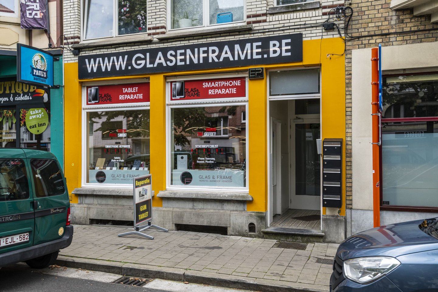 Etalage van Glas en Frame, een winkel voor het herstellen van GSM en tablet in Gent