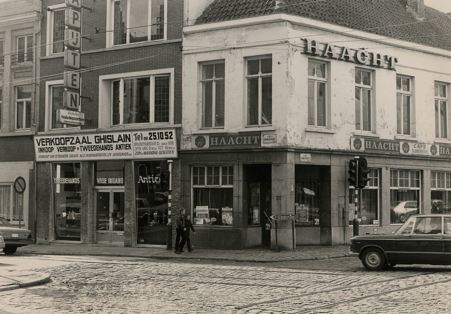 Straatbeeld met tapijtenzaak - verkoopzaal Ghislain en café Blankenberge in Gent