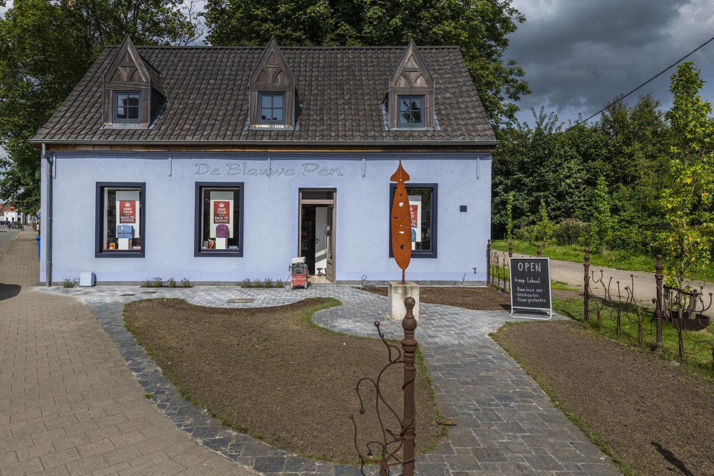 Etalage van De Blauwe Pen papierwaren in Sint-Denijs-Westrem