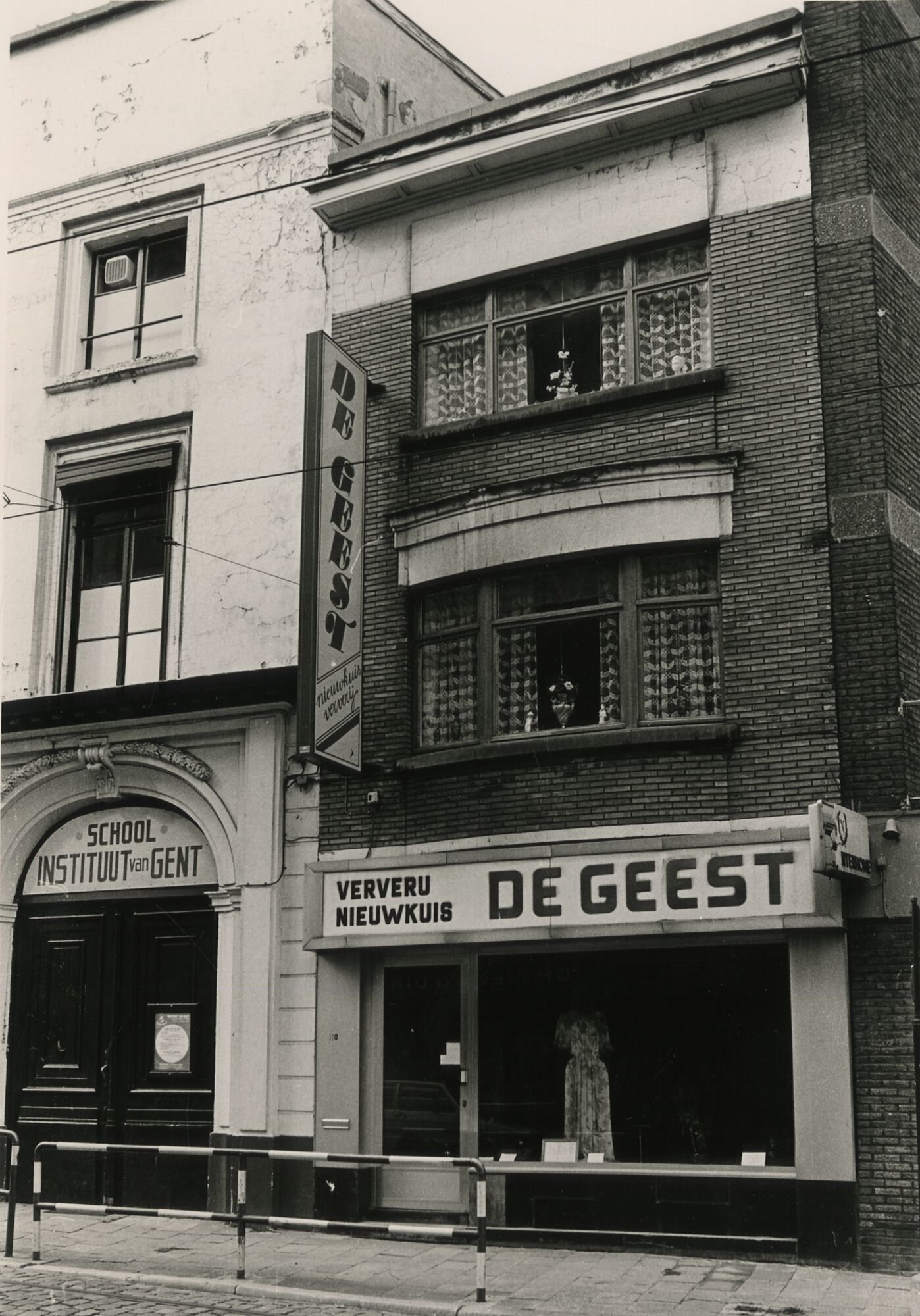 Etalage van nieuwkuis & ververij De Geest in Gent
