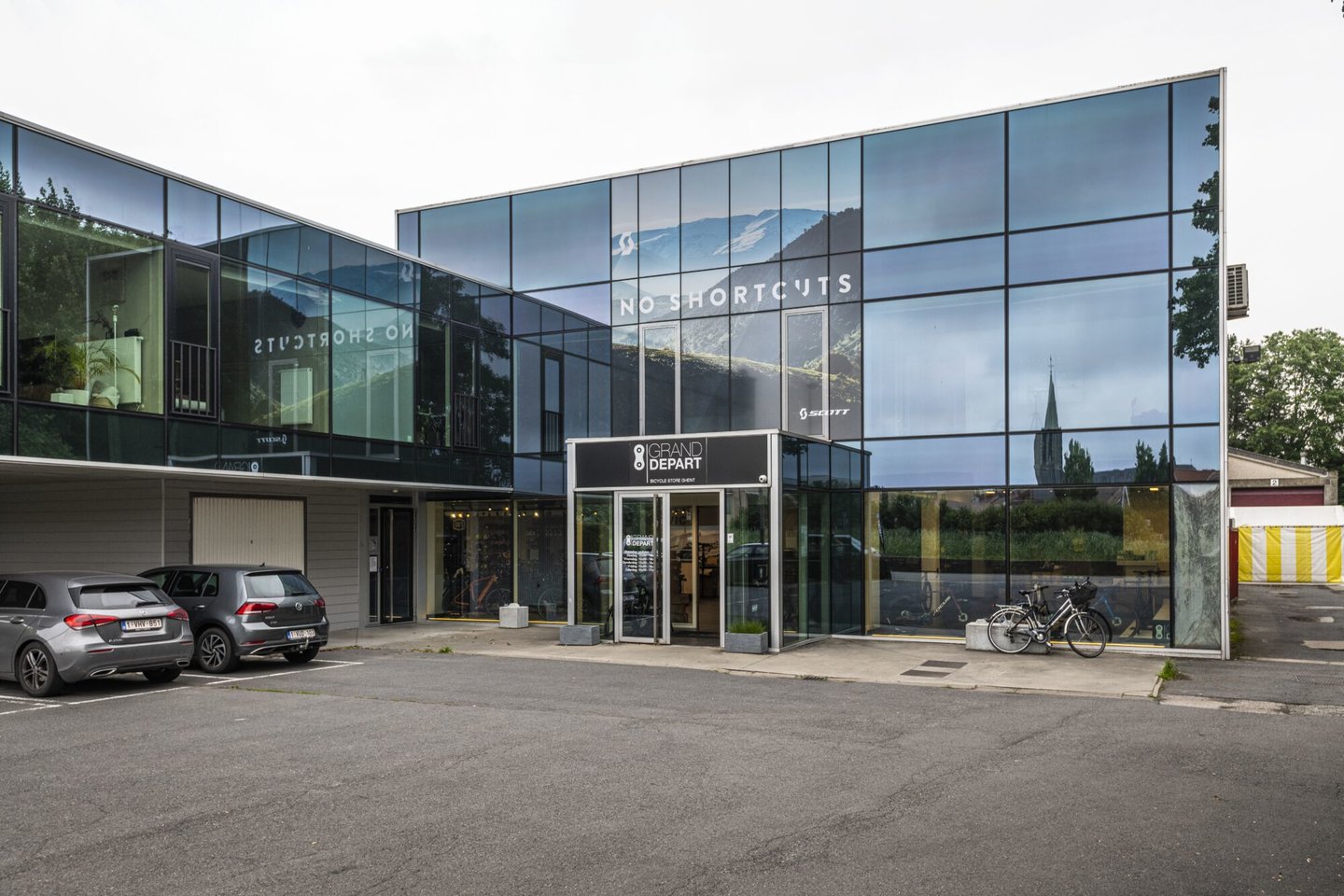 Etalage van fietswinkel Grand Départ Bicycle Store in Sint-Amandsberg