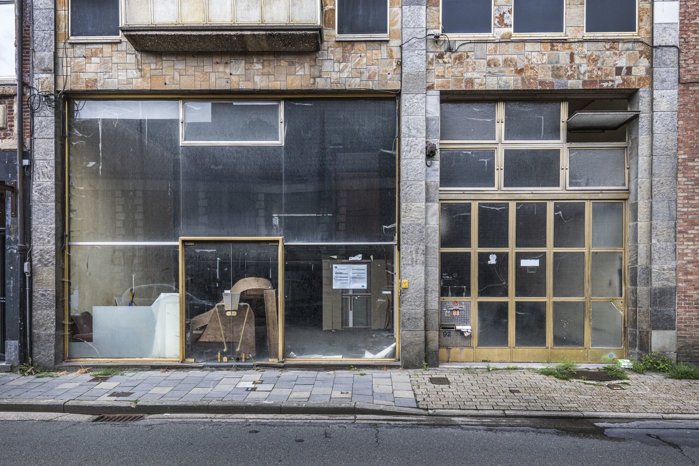 Etalage van een leegstaand handelspand in Gent