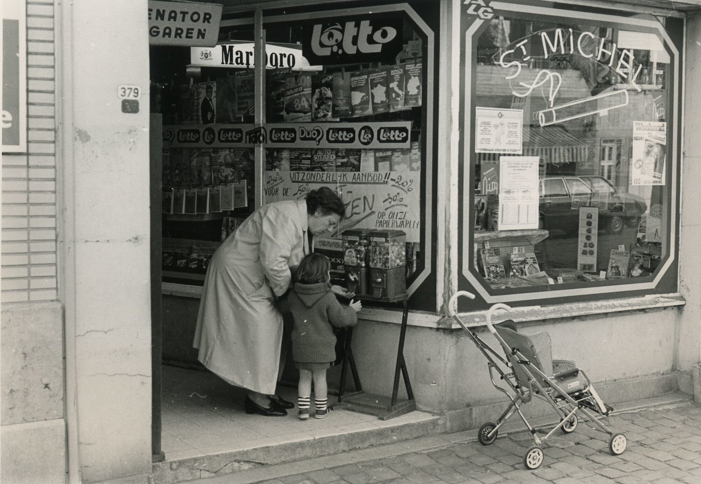 Etalage van een dagbladhandel in Gent