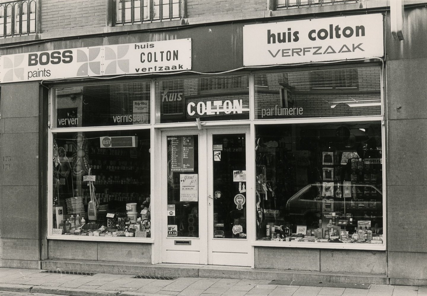 Etalage van parfumerie en verfwinkel Huis Colton in Gent