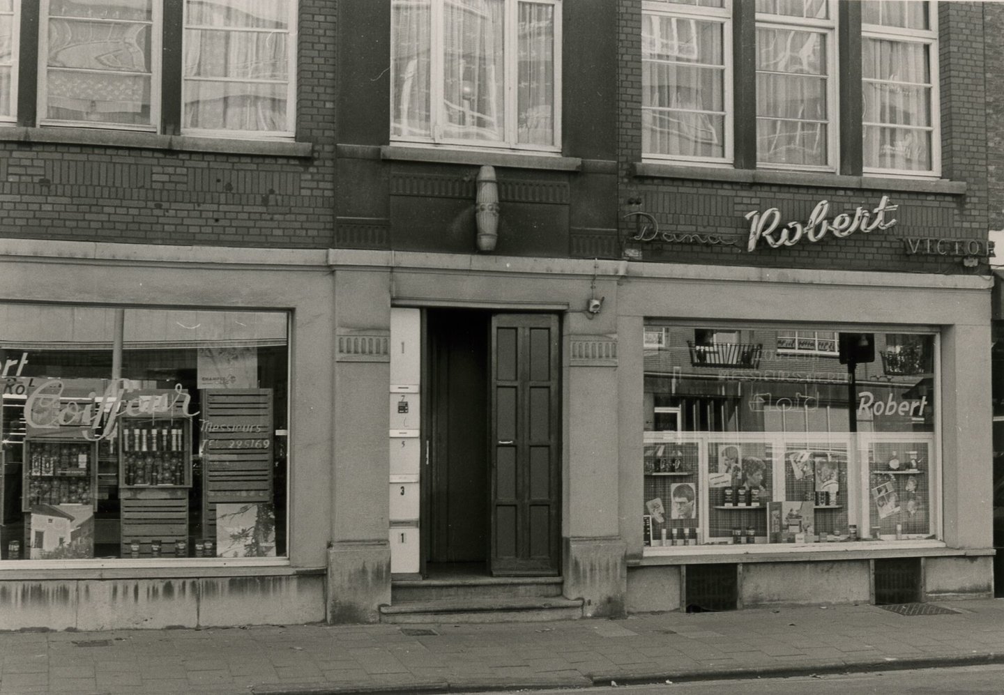 Etalage van kapsalon Robert in Gent