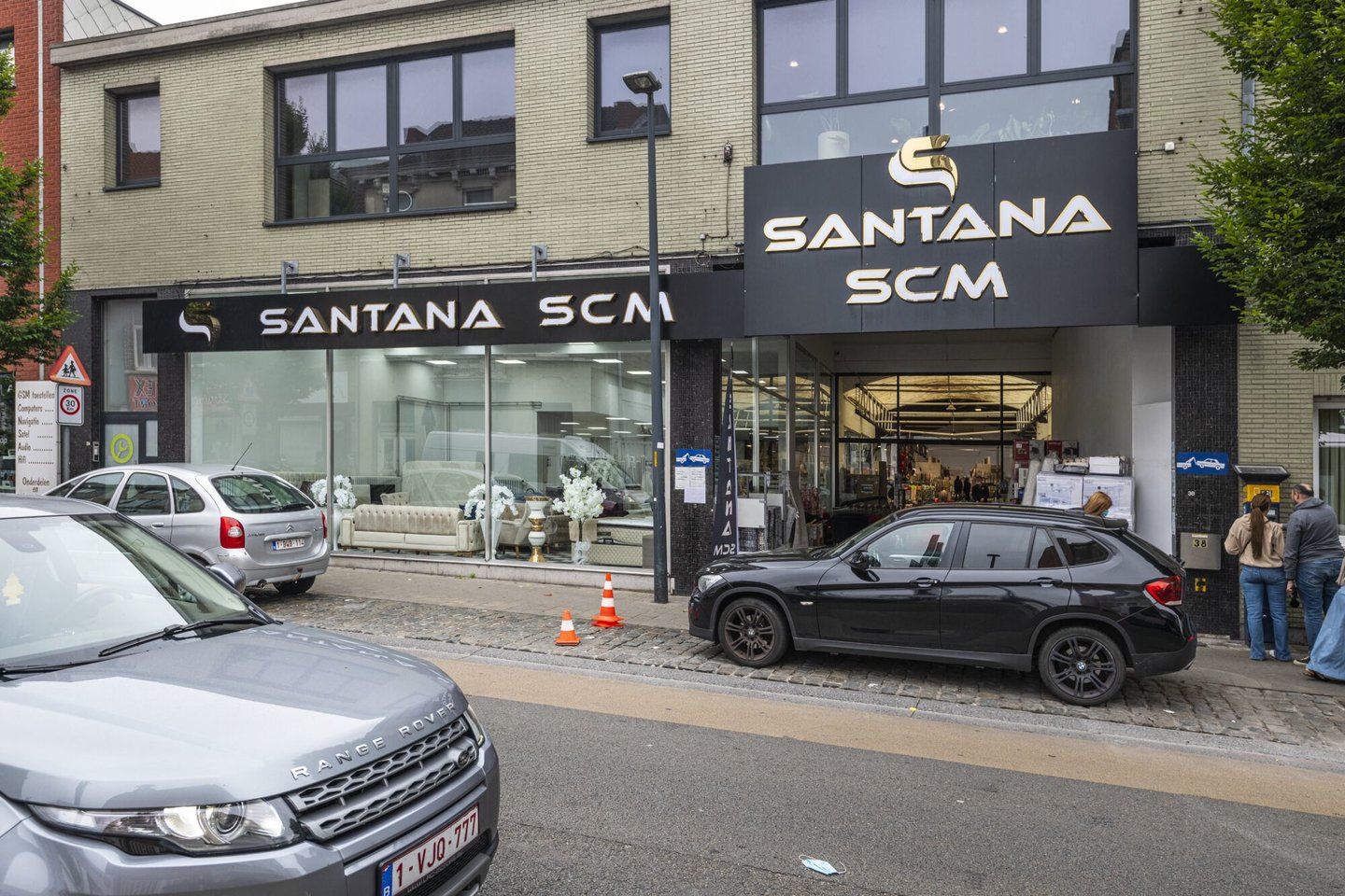 Etalage van meubelwinkel Santana SCM in Gent