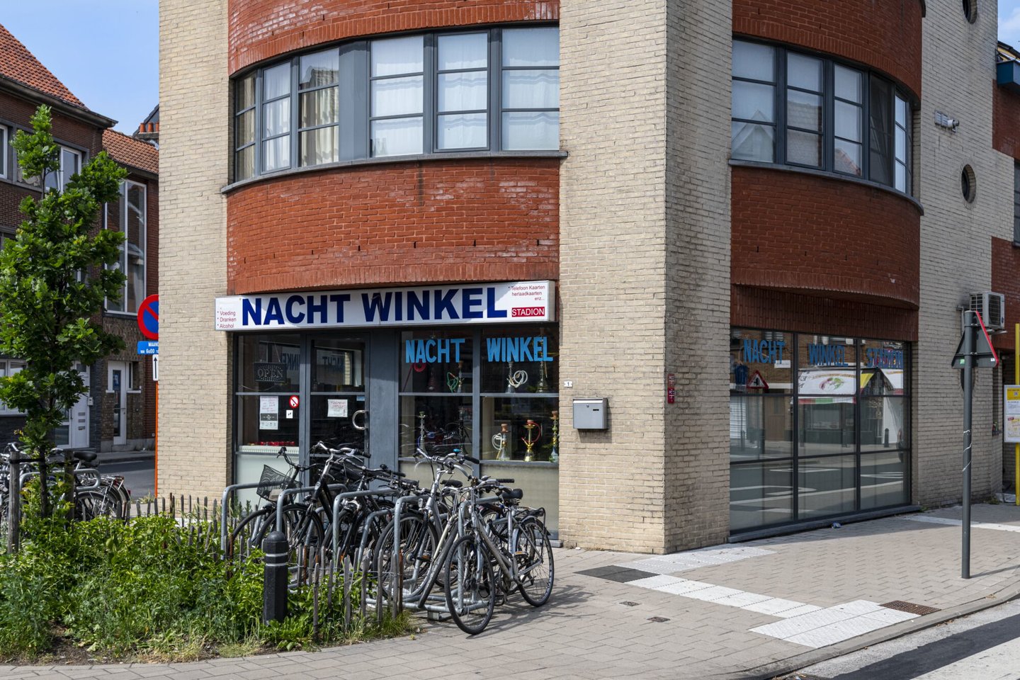 Etalage van een nachtwinkel in Gent