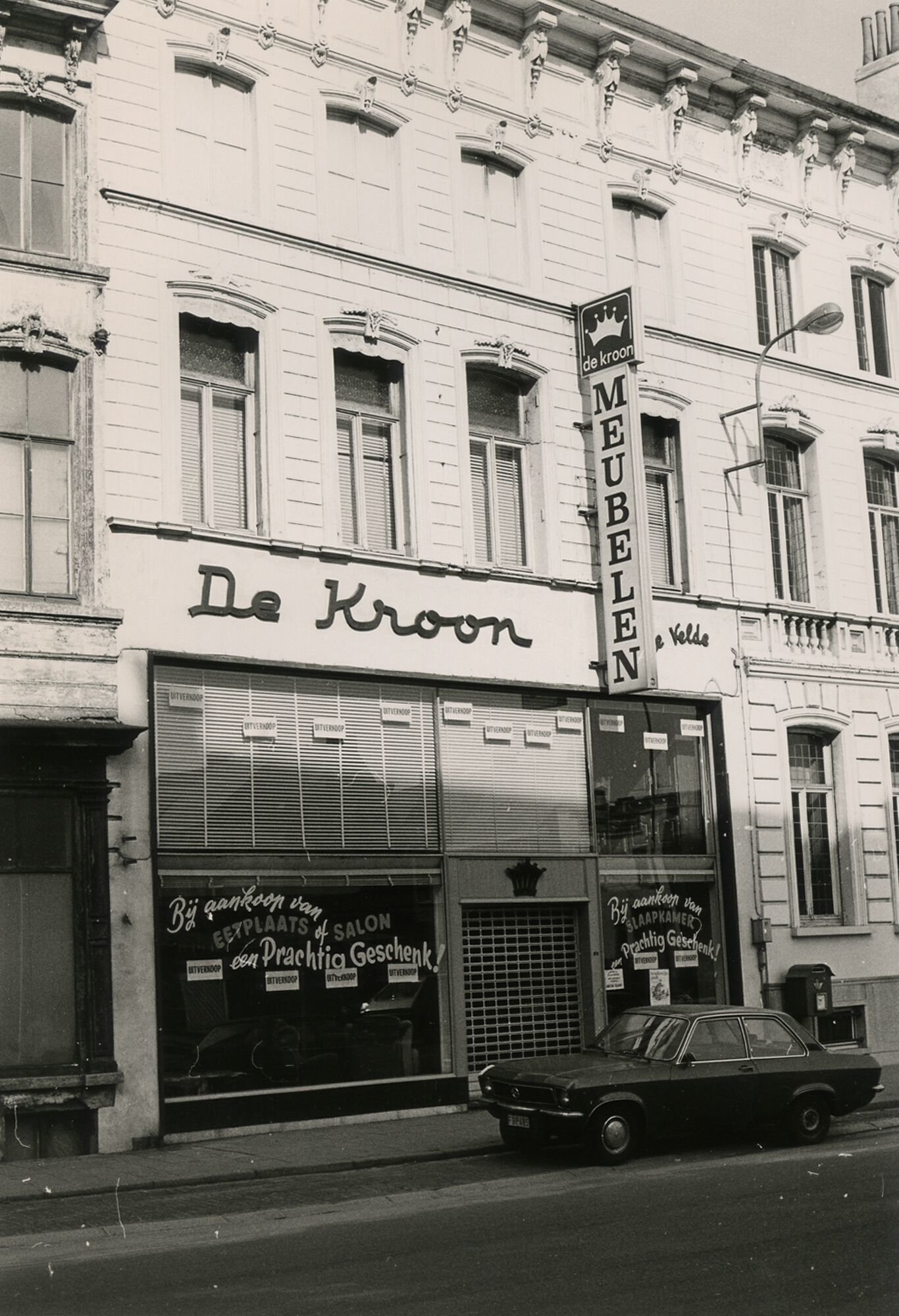 Etalage van meubelwinkel De Kroon in Gent