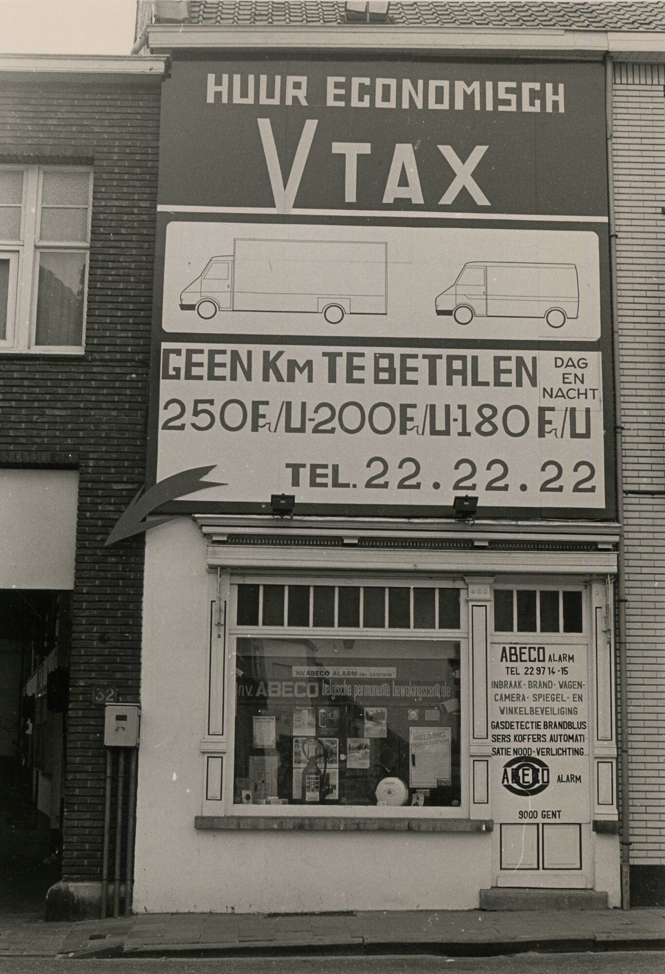 Etalage van taxibedrijf Vtax en alarmsystemen, Abeco in Gent