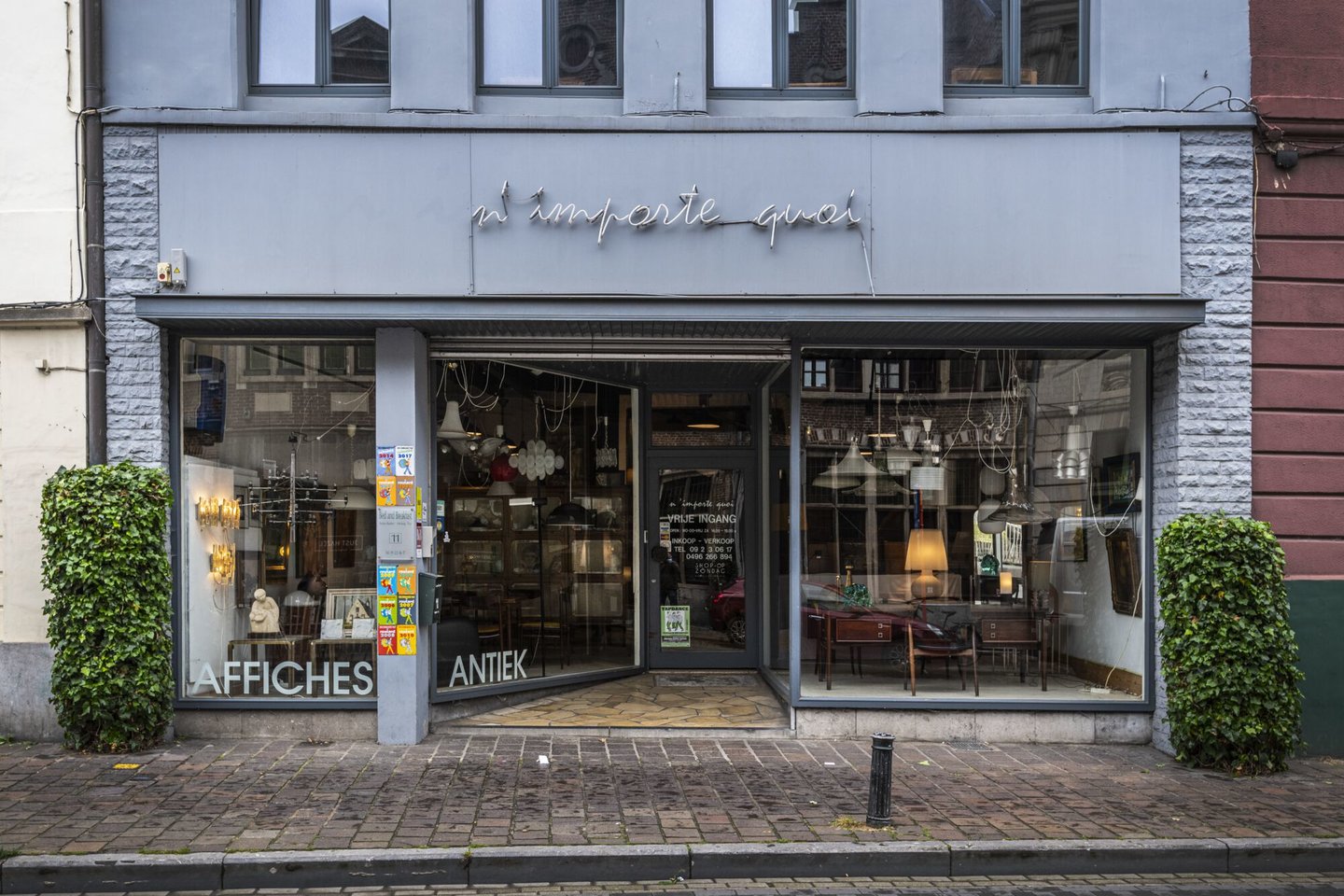 Etalage van antiekhandel N' Importe Quoi in Gent