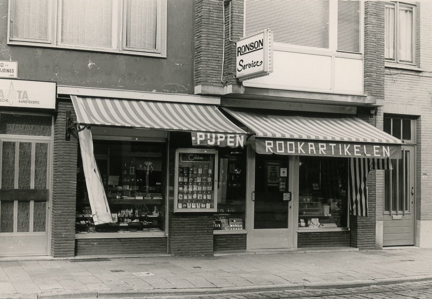 Etalage van een winkel van rookwaren en accessoires in Gent