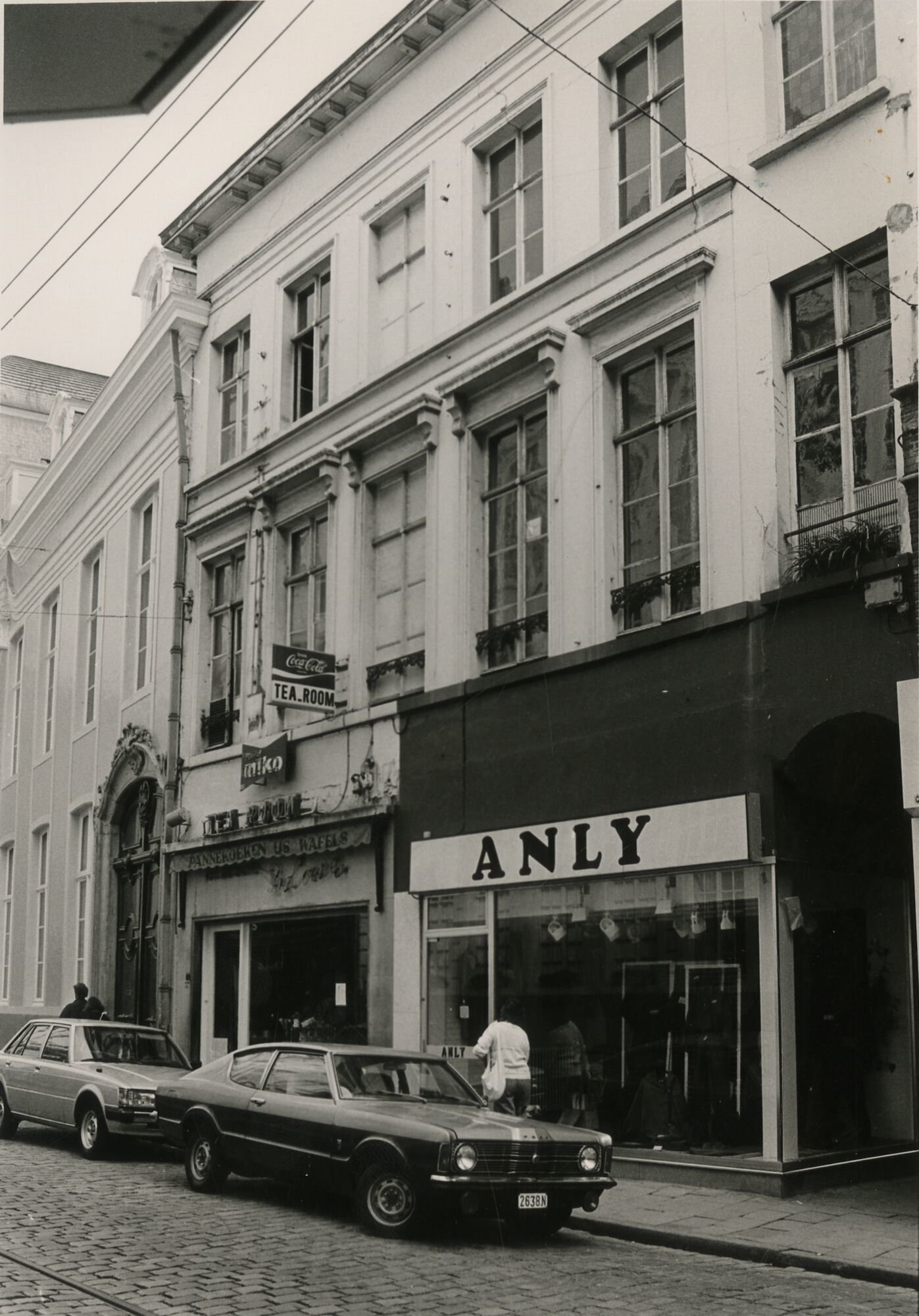 Straatbeeld met etalage en gevel van kledingwinkel Anly en een tearoom in Gent