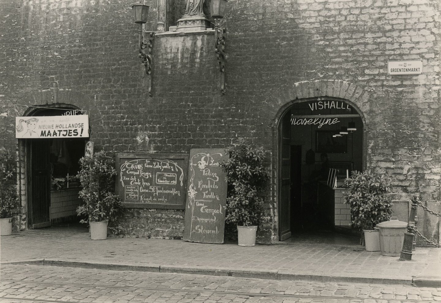 Gevel en toegang van vishandel Maselijne in Gent
