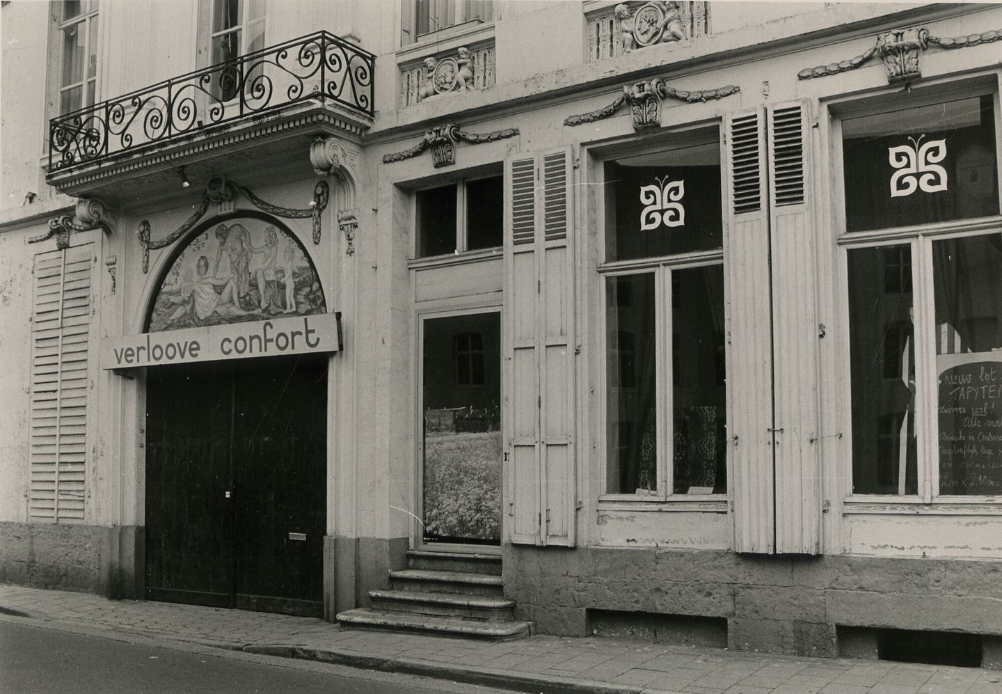 Etalage en gevel van Verloove Confort, een tapijtenwinkel in Gent