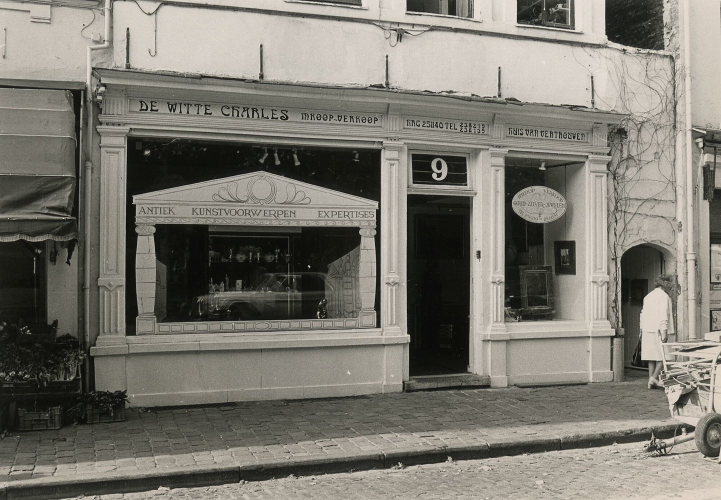 Etalage van antiek- en kunsthandel De Witte Charles in Gent