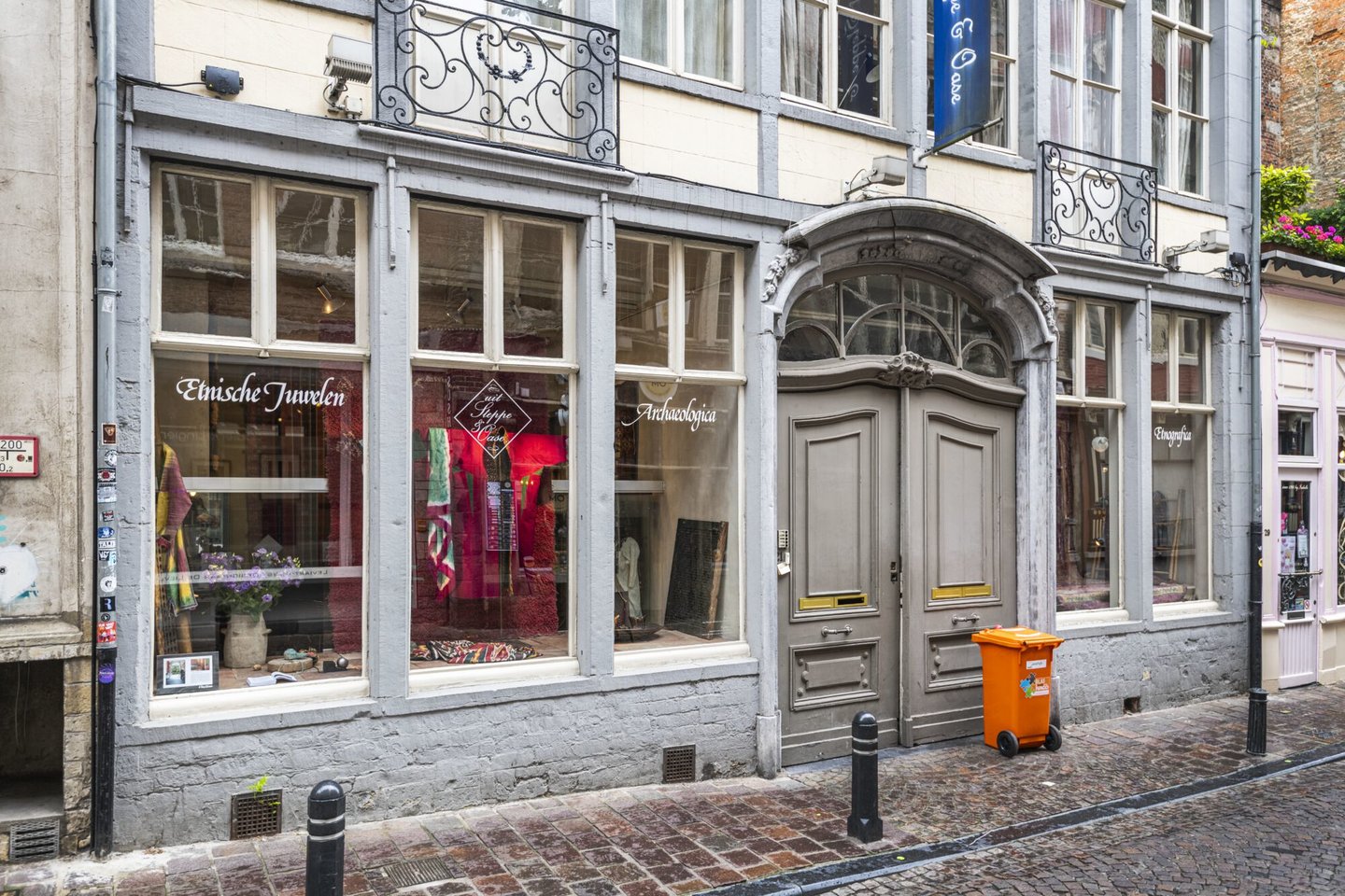 Etalage van Uit Steppe & Oase, een galerie met een etnisch eet- en theehuis in Gent