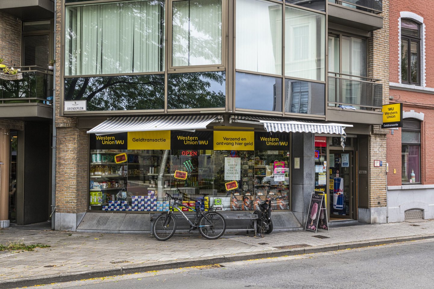 Etalage van Malik, een winkel van algemene voeding in Gent