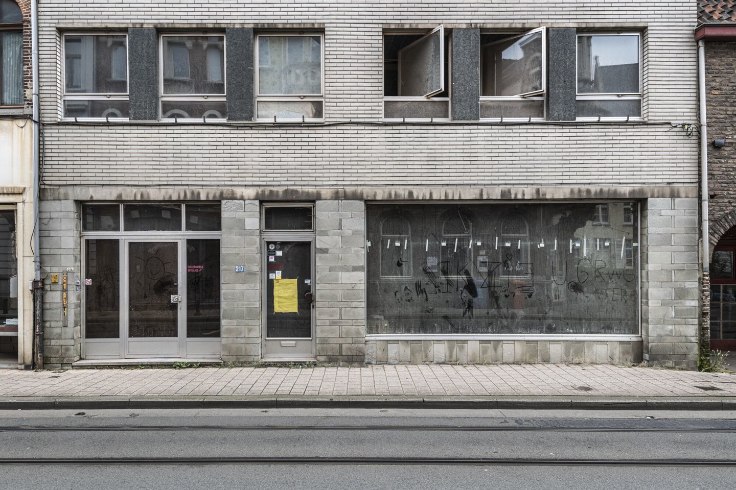 Etalage van een leegstaand handelspand in Gent