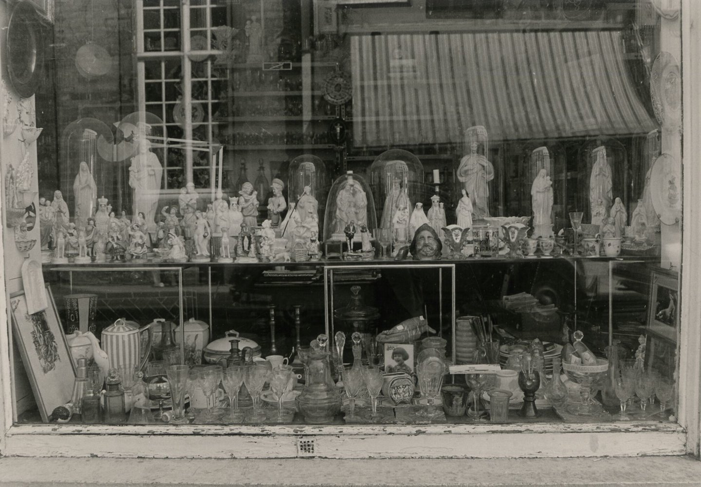 Etalage van brocante en antiekhandel Amaris in Gent