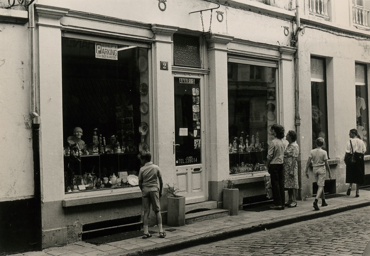 Etalage van brocante en antiekhandel Amaris in Gent