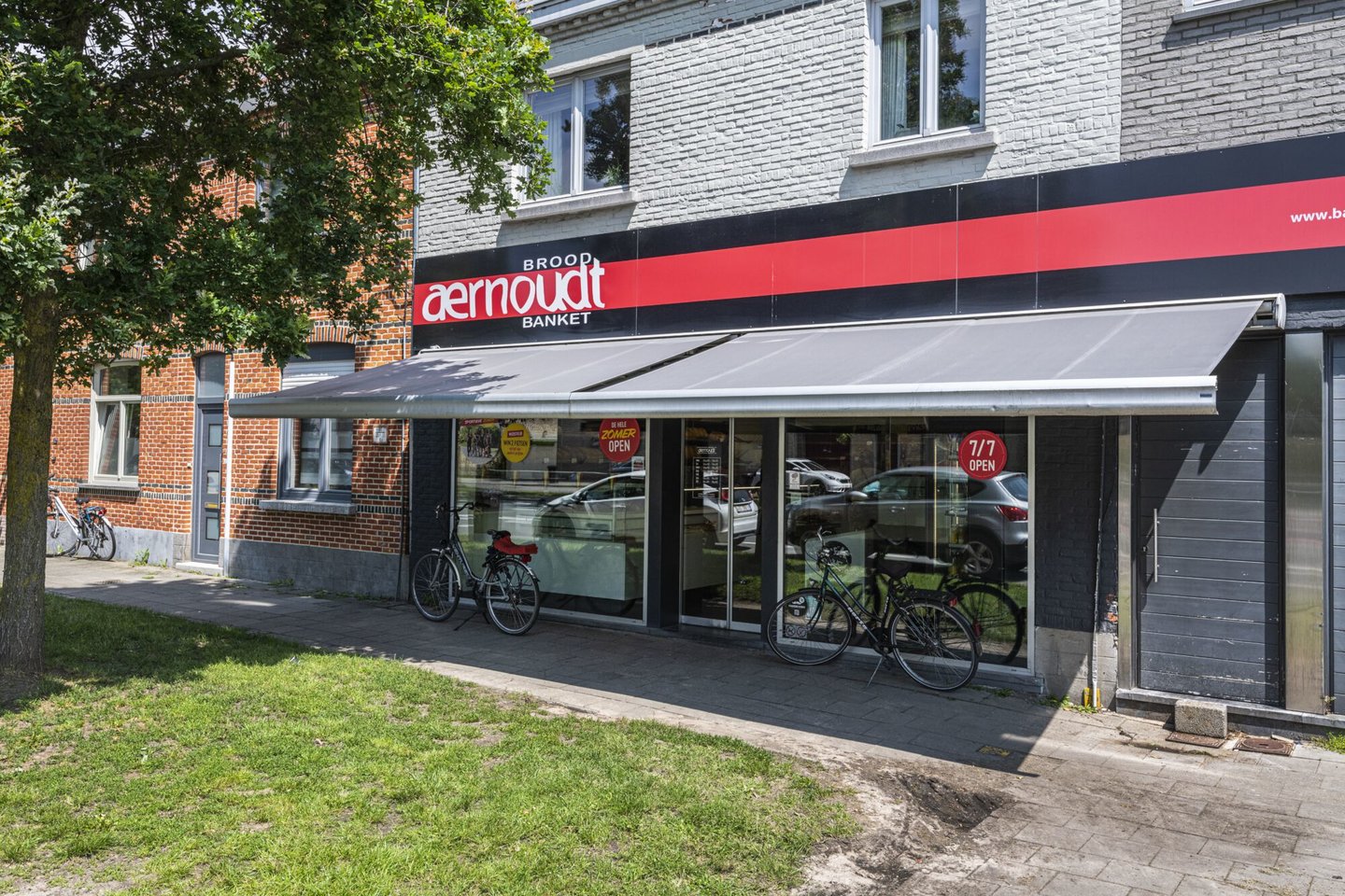 Etalage van bakkerij Aernoudt in Zwijnaarde