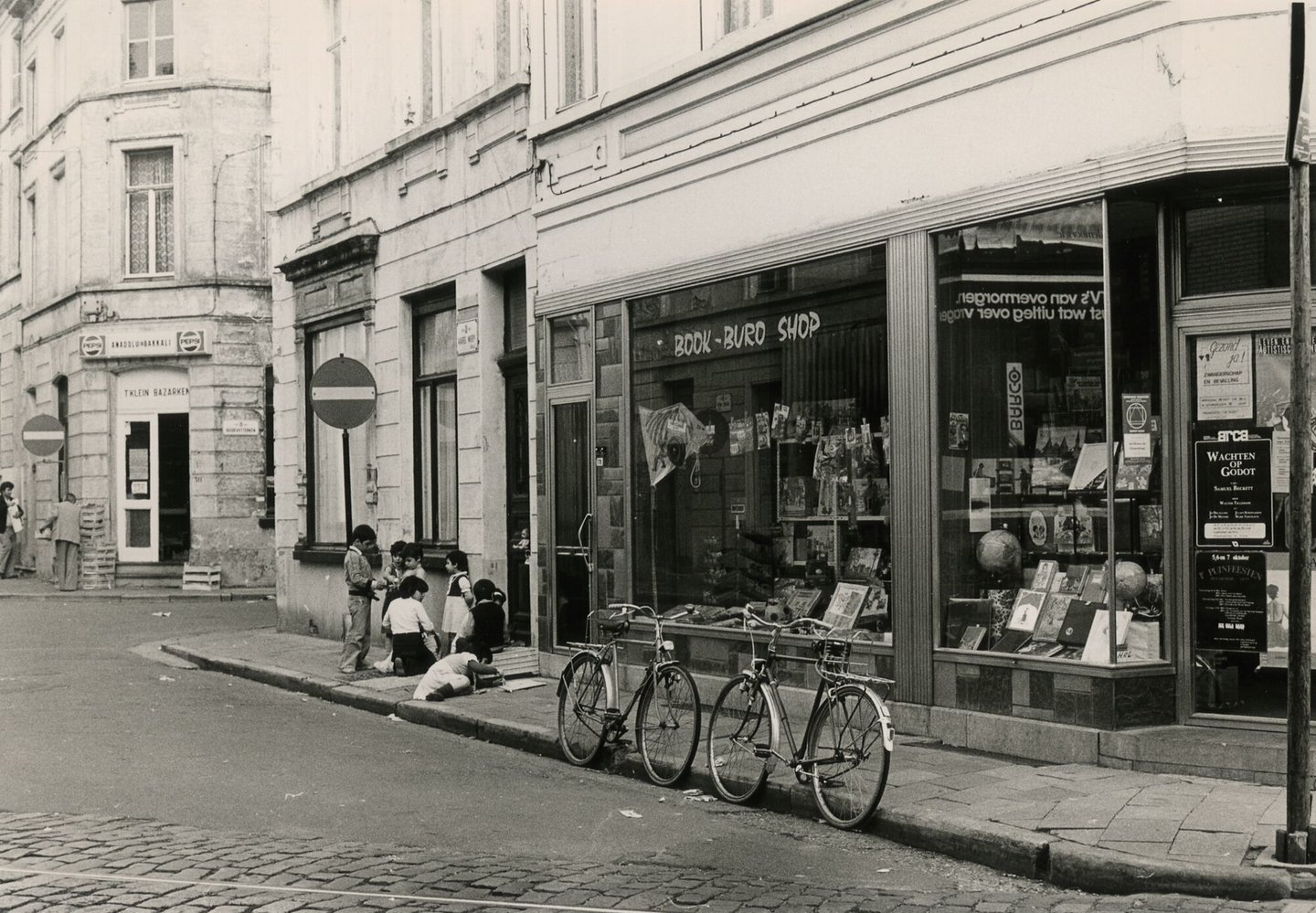 Etalage van een boekhandel en bureauartikelen in Gent
