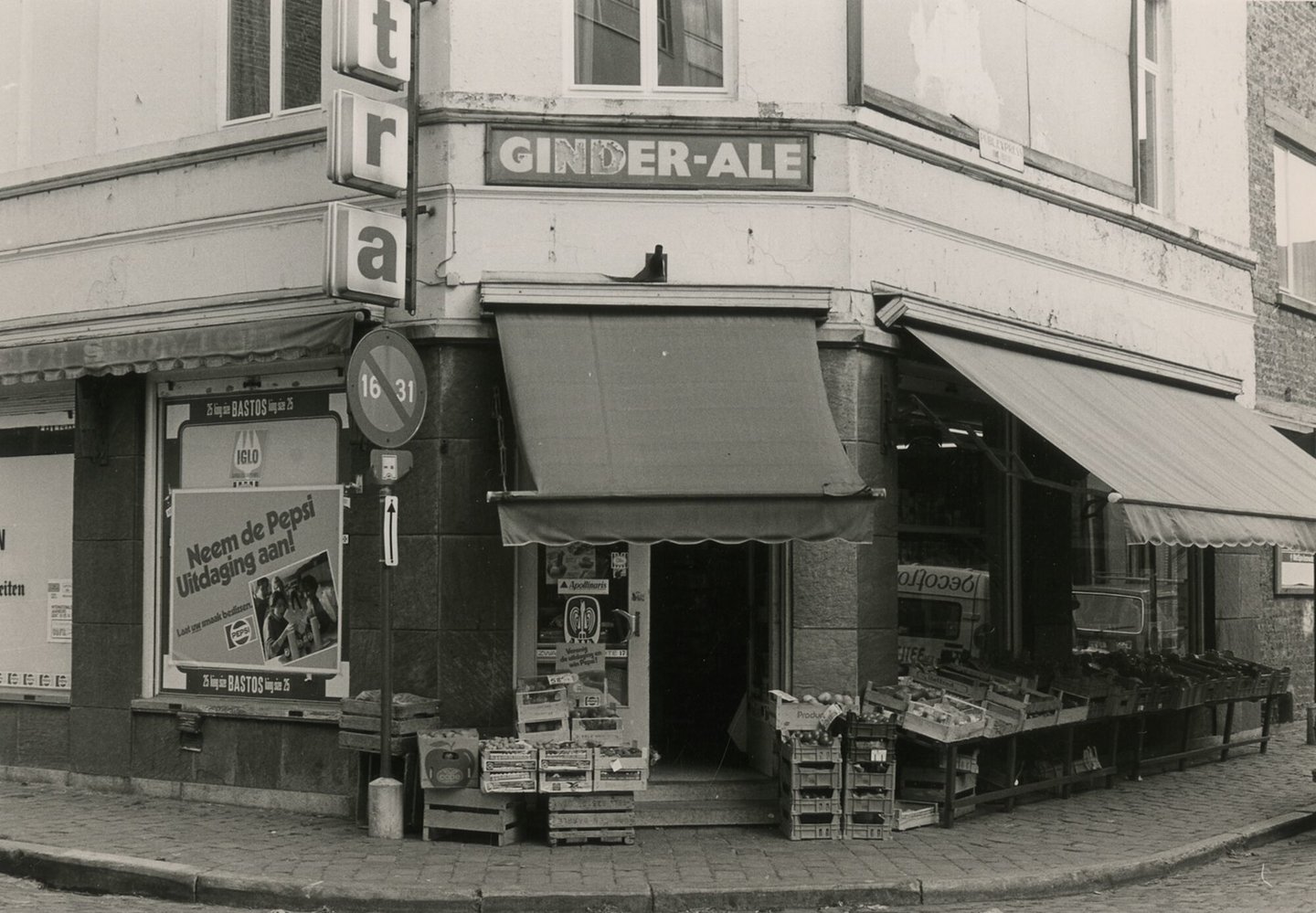 Etalage van een Centra kruidenier in Gent