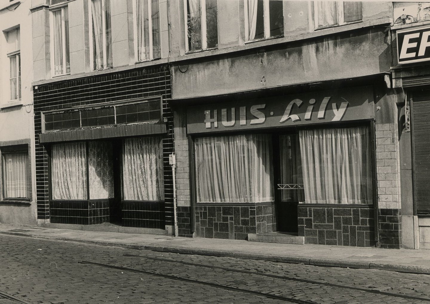 Straatbeeld met gevels van 2 voormalige winkelpanden in Gent