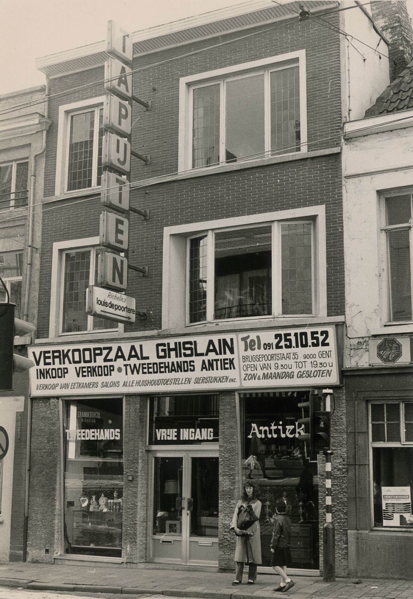 Etalage van antiekhandel en verkoopzaal Ghislain in Gent