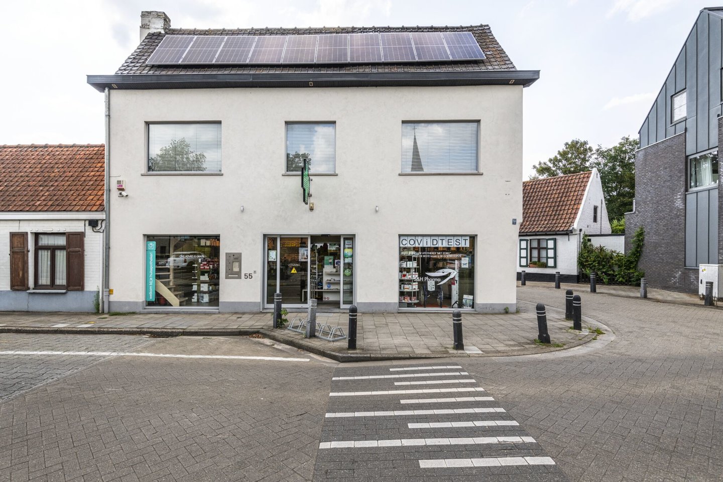 Etalage van apotheek S&H Pharma in Gent