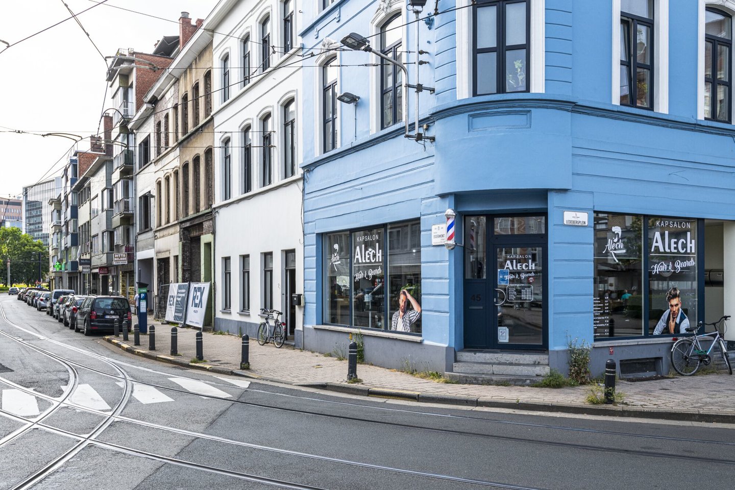 Etalage van kapsalon Alech in Ledeberg