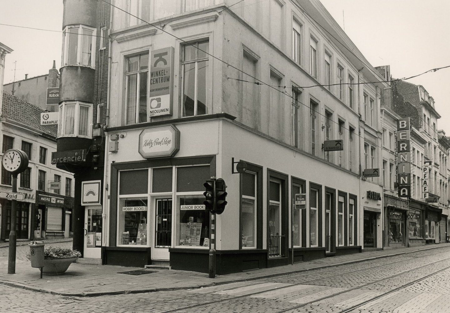 Etalage van boekhandel Hobby Bookshop in Gent