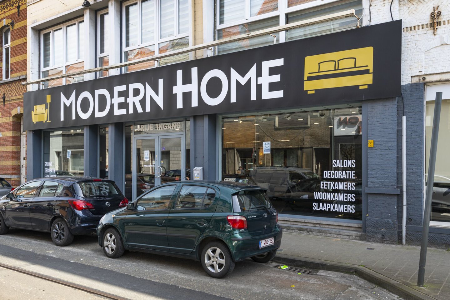 Etalage van meubelwinkel Modern Home in Ledeberg