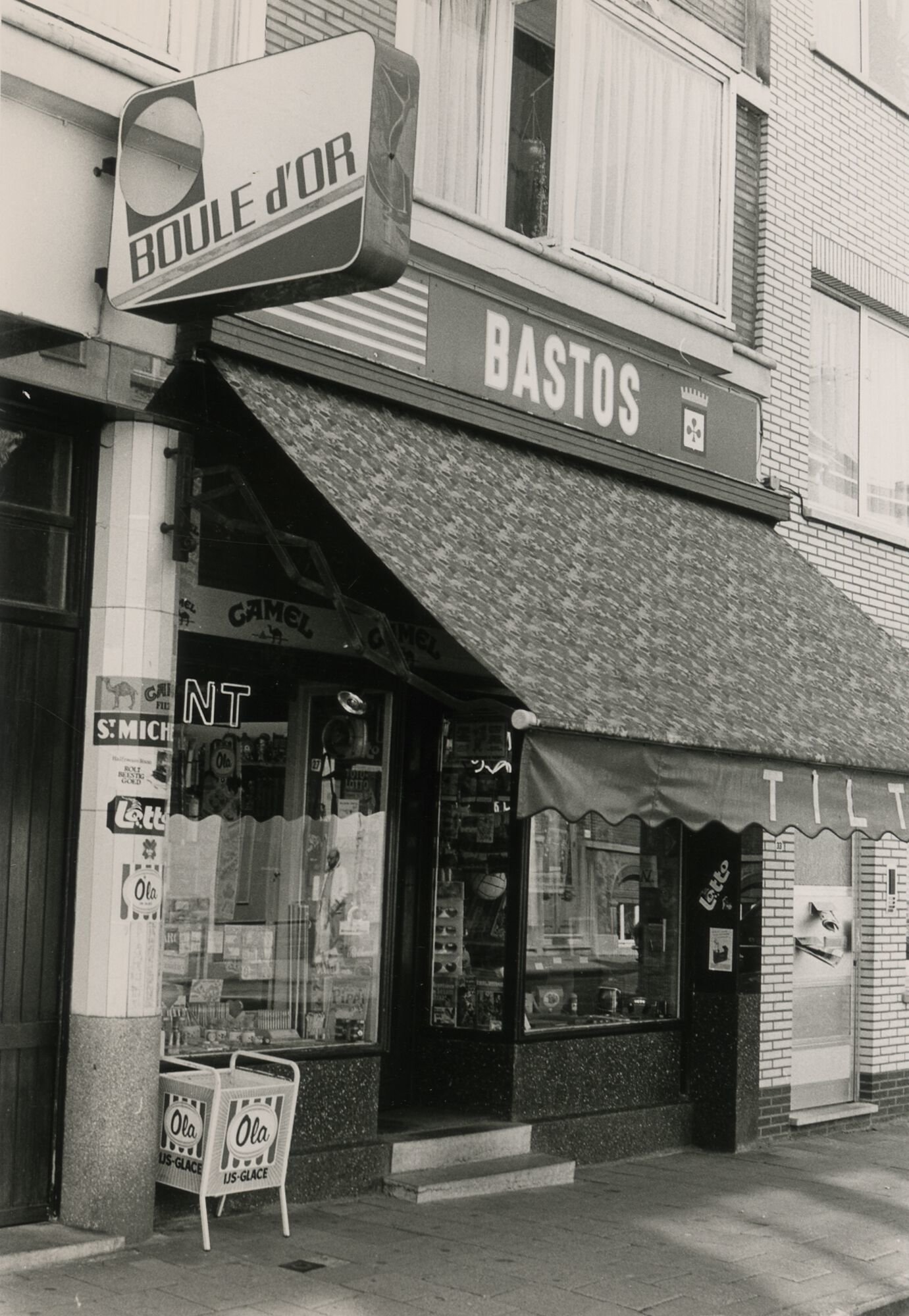 Etalage van een dagbladhandel in Gent