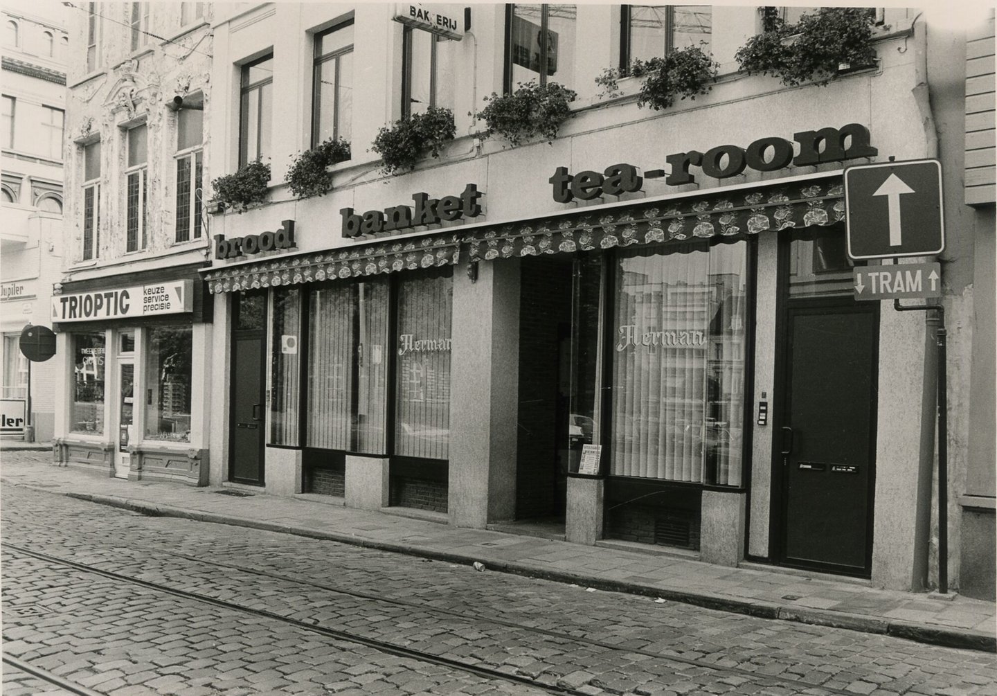 Straatbeeld met gevel van brood- en banketbakkerij - tearoom Herman en Trioptic in Gent