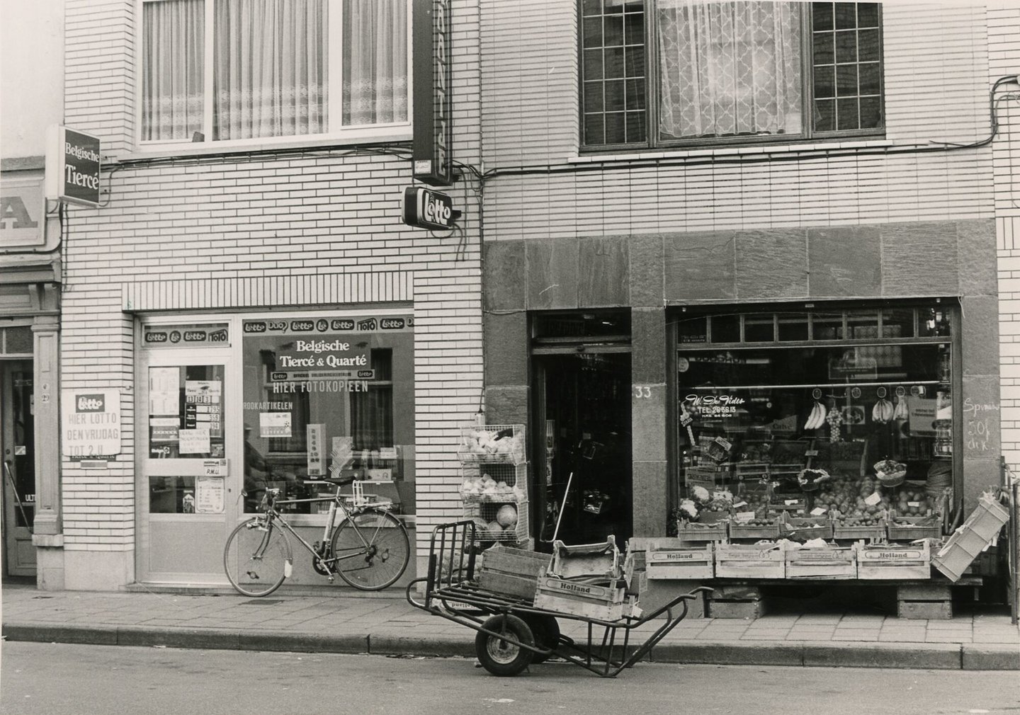 Etalage van een gok- en kansspelwinkel en een kruidenier in Gent