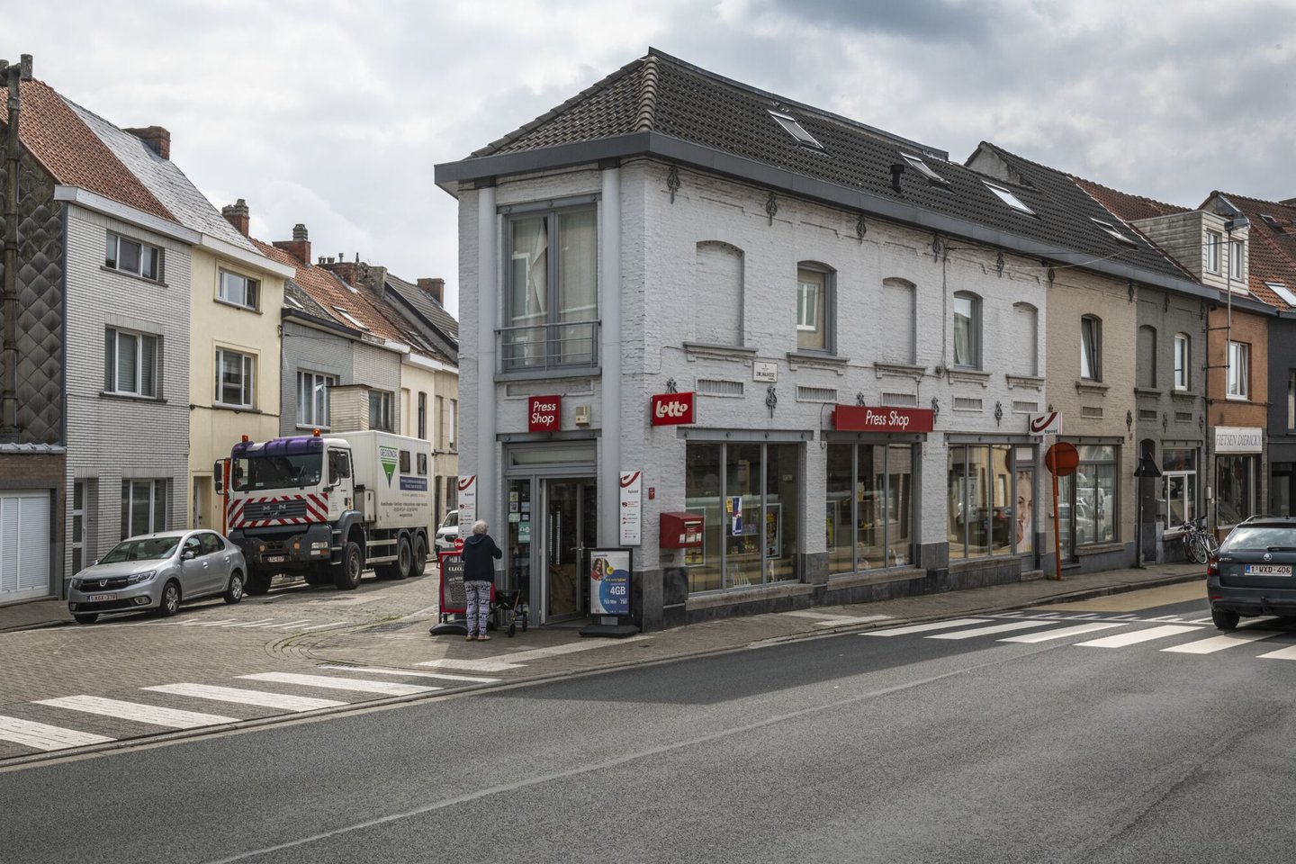 Etalage van dagbladhandel Press Shop in Gent