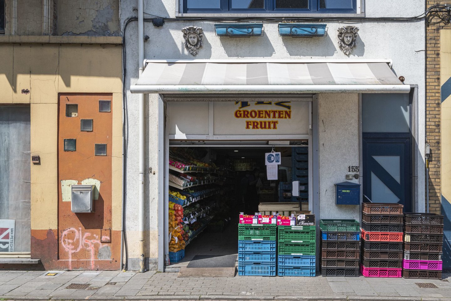 Etalage van tez Market, een winkel van algemene voeding in Gent