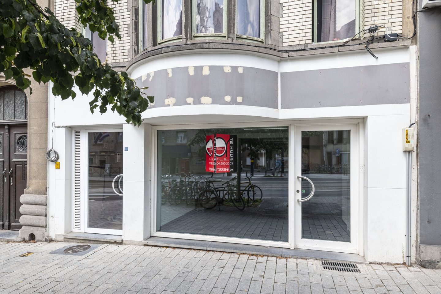 Etalage van een leegstaand handelspand in Gent