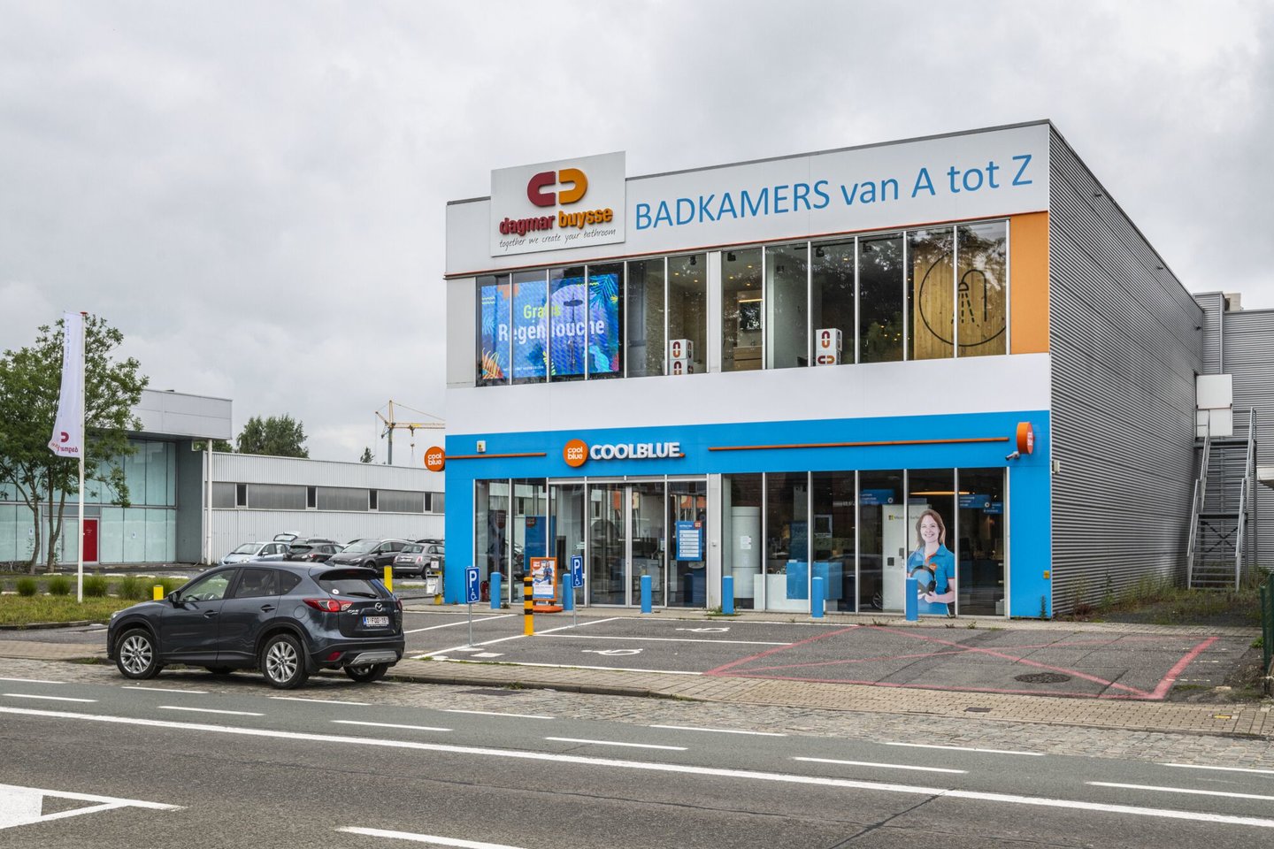 Etalage van een Coolblue elektrohandel filiaal en Dagmar Buysse Badkamers in Sint-Amandsberg