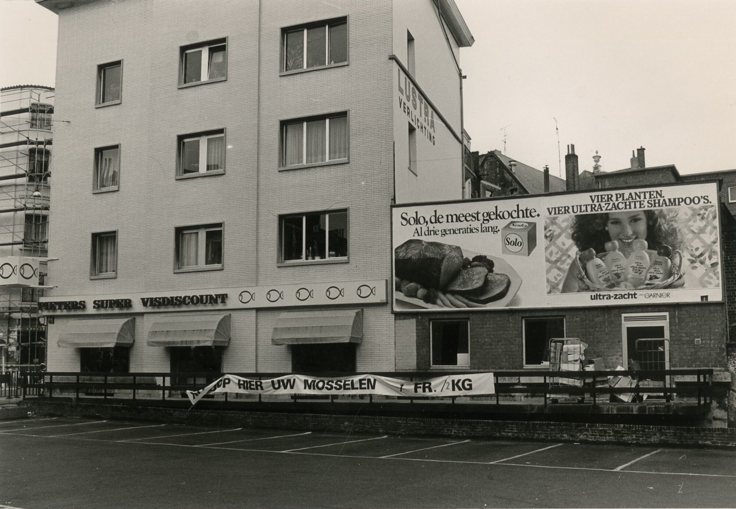 Etalage en gevel van vishandel Pieters in Gent