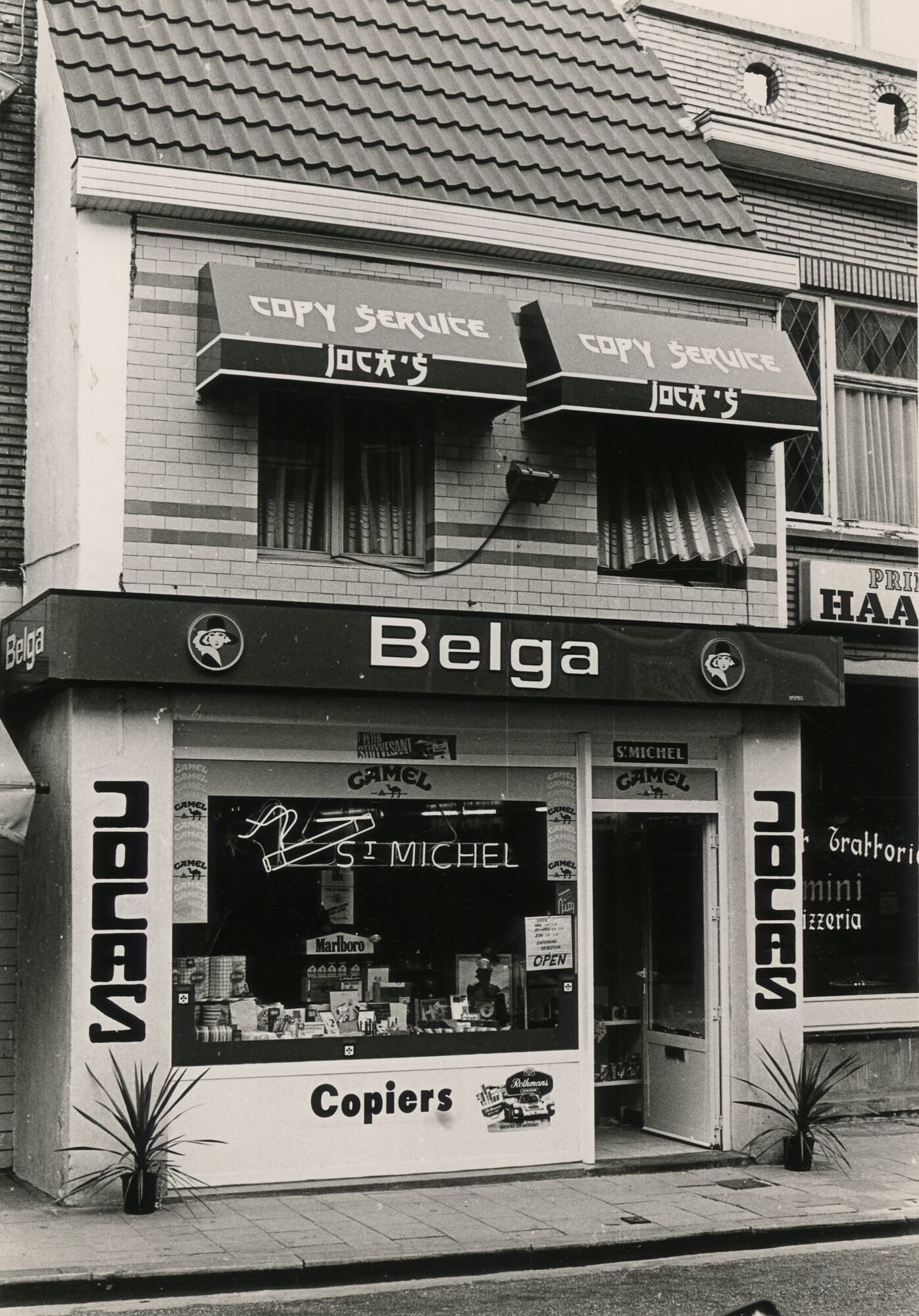 Etalage van rookwarenwinkel en copyservice Jocas in Gent