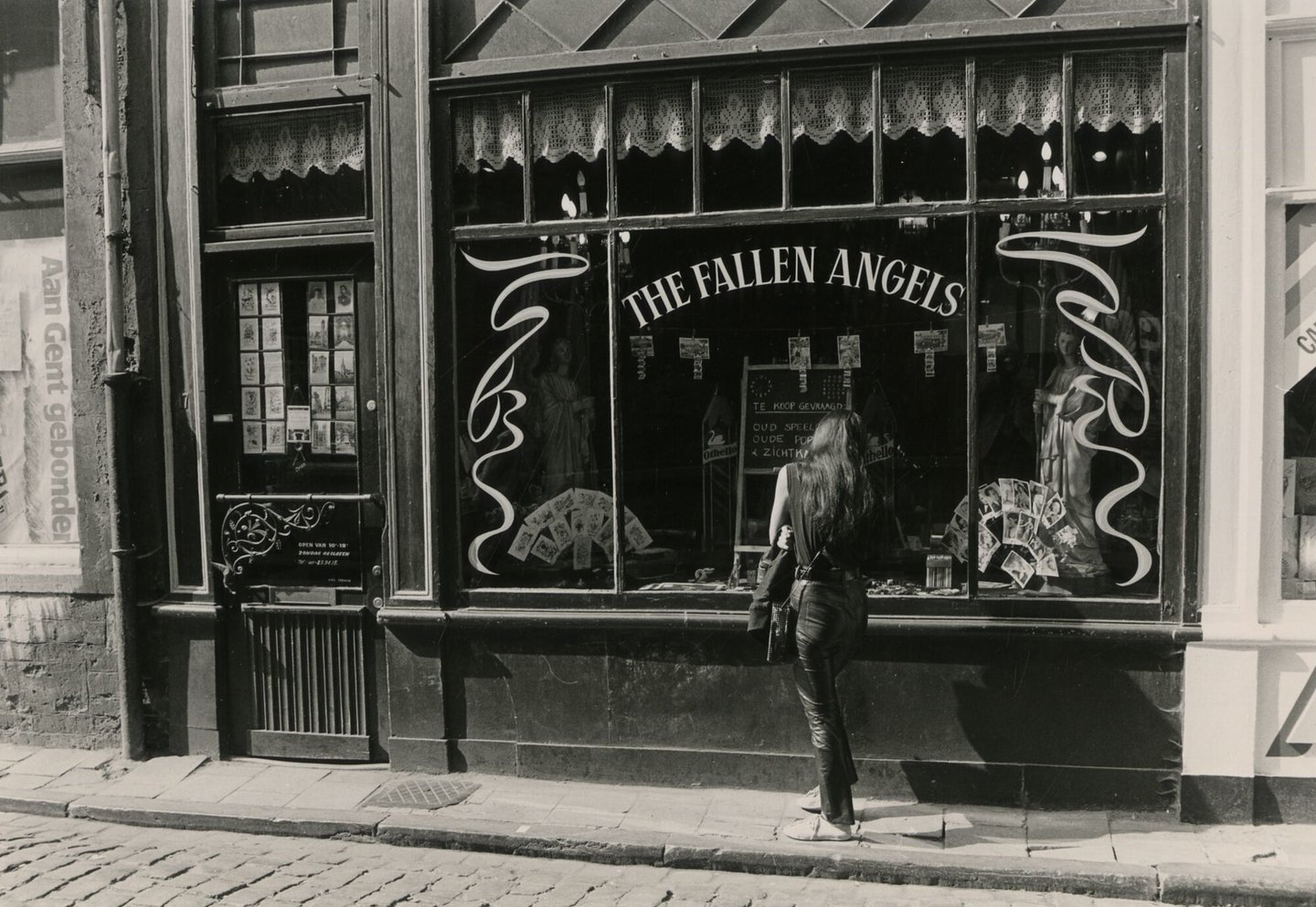 Etalage van snuisterijwinkel The Fallen Angels in Gent