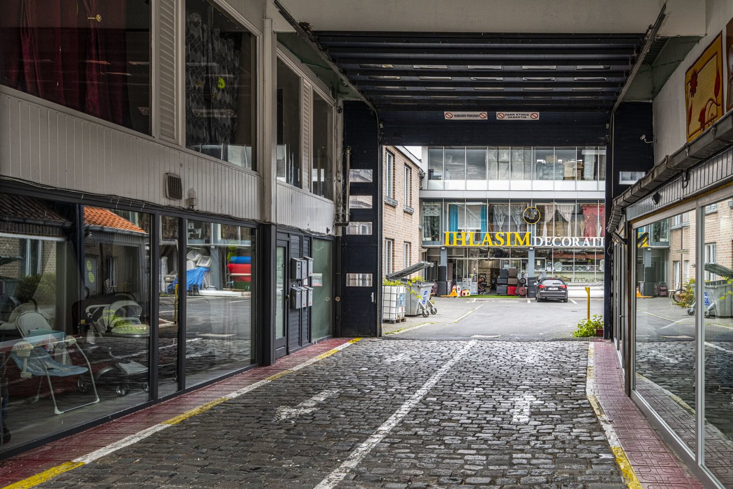 Toegang winkelgalerij Rabotcenter, een winkelcentrum in Gent