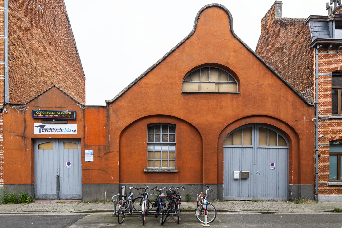 Gesloten pand met lichtreclame voor tweedehandsfietsen.net