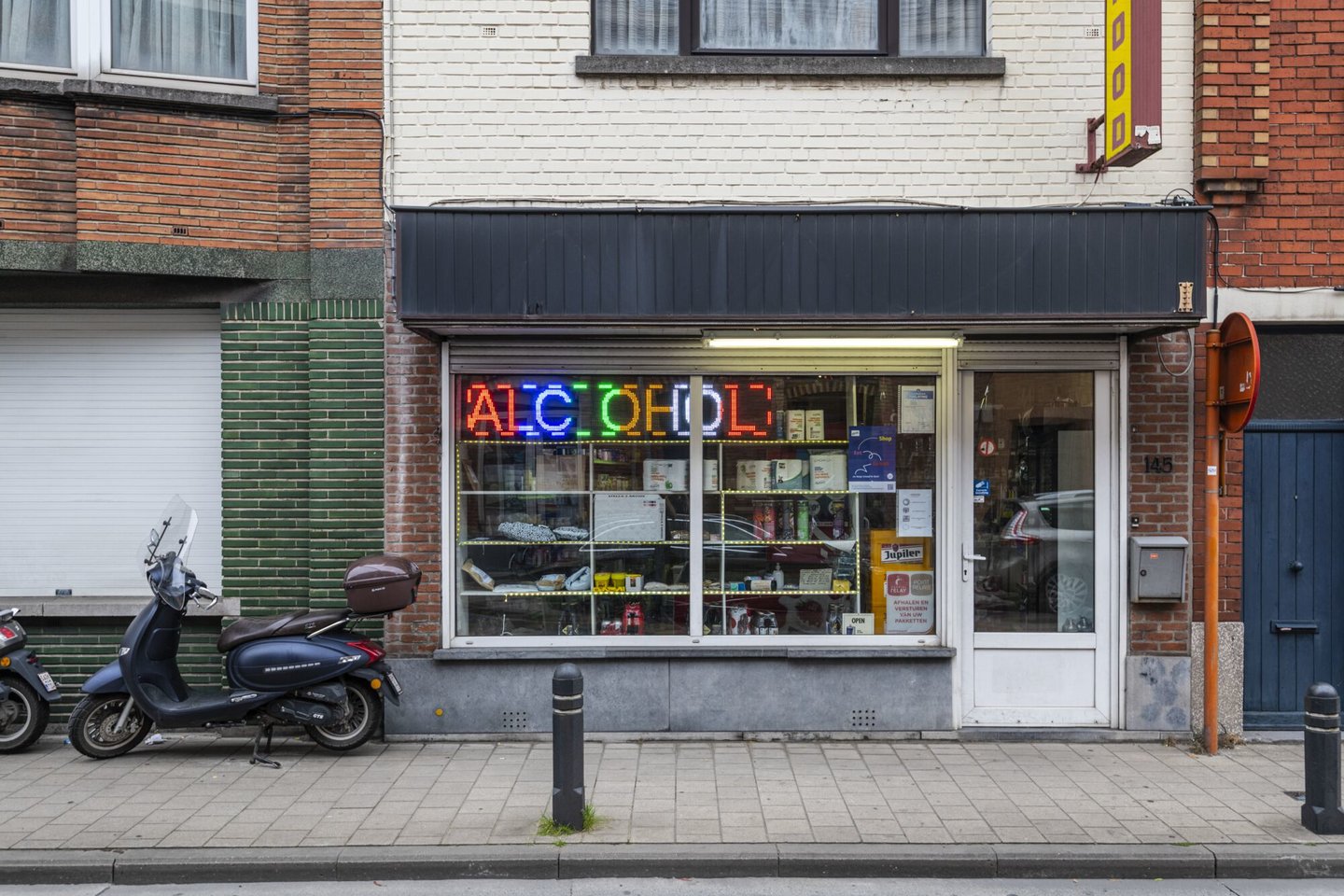 Etalage van Sangha Food, een winkel van algemene voeding in Sint-Amandsberg