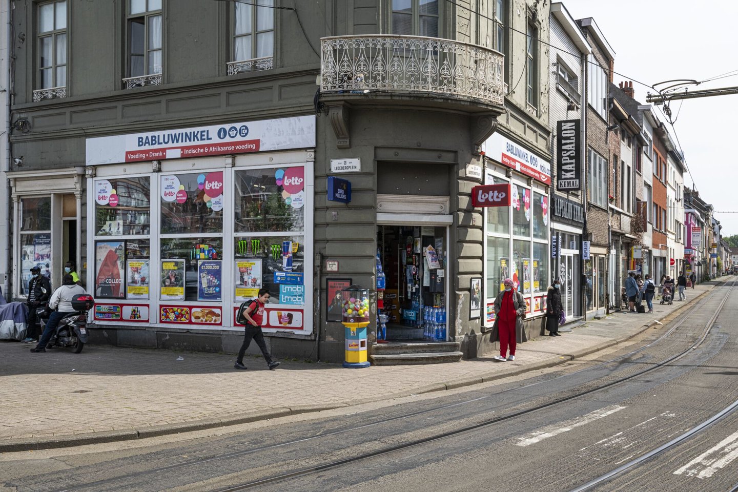 Etalage van Bablu, een winkel van algemene voeding in Ledeberg