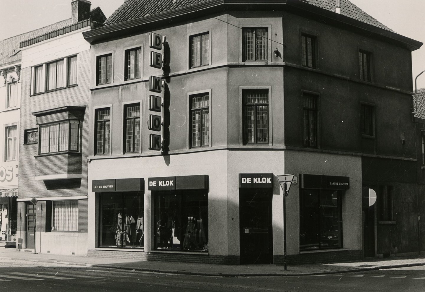 Etalage van kledingwinkel De Klok Gent