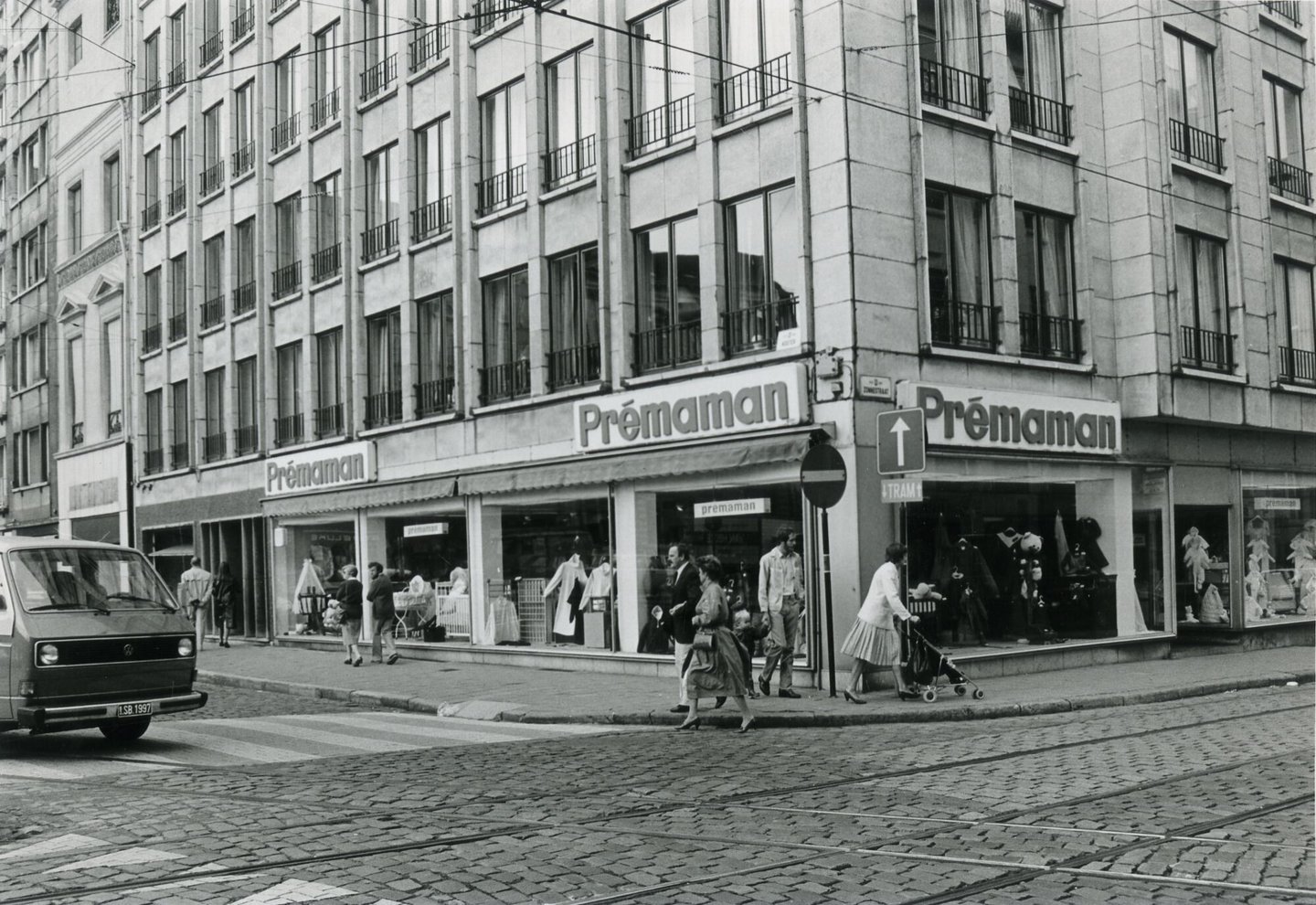 Etalage van Prémaman, een winkel in zwangerschapskledij en babyartikelen in Gent